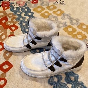 Cute 🥰 Hey Dude Lea Faux Fur White Women size 7